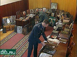 В четверг пресс-служба УВД Владимирской области продемонстрировала журналистам выставку из150 старинных икон, в основном написанных в XVIII-XIX веках.
