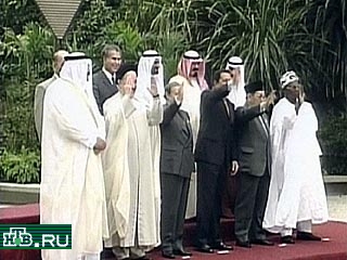 Перед подписанием декларации лидеры стран - членов ОПЕК сфотографировались вместе на память