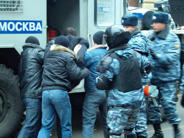 В Москве на сходе в поддержку политзаключенных задержали десятки человек В Москве на сходе в поддержку политзаключенных задержали десятки человек