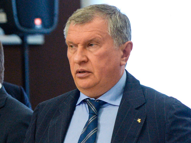 Игорь Сечин заявил, что пользуется "мигалкой" законно Игорь Сечин заявил, что пользуется "мигалкой" законно
