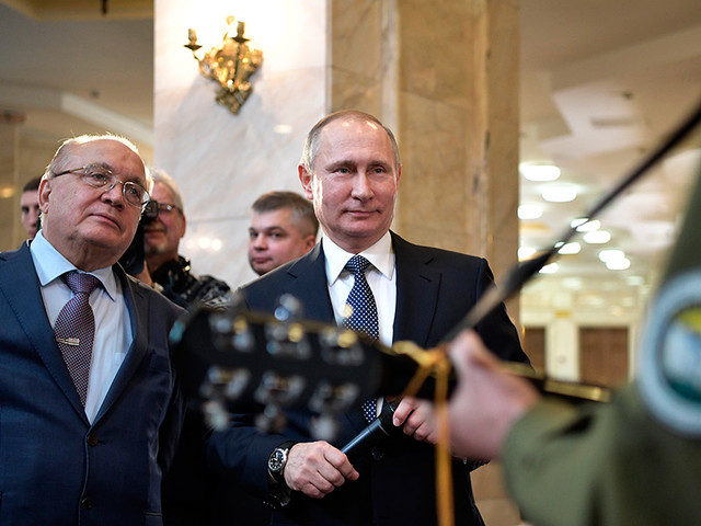 Владимир Путин в Татьянин день спел со студентами МГУ под гитару Владимир Путин в Татьянин день спел со студентами МГУ под гитару
