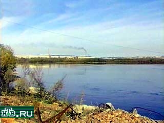 В результате аварии в котельной одной из воинских частей города Канска в Красноярском крае около 15 тонн мазута попали сначала в систему водоочистки, а оттуда - в приток Енисея, реку Кан