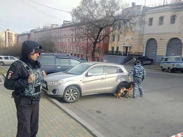 Атаке на приемную ФСБ в Хабаровске предшествовало ограбление тира. Нападавшие украли 40 единиц оружия Атаке на приемную ФСБ в Хабаровске предшествовало ограбление тира. Нападавшие украли 40 единиц оружия