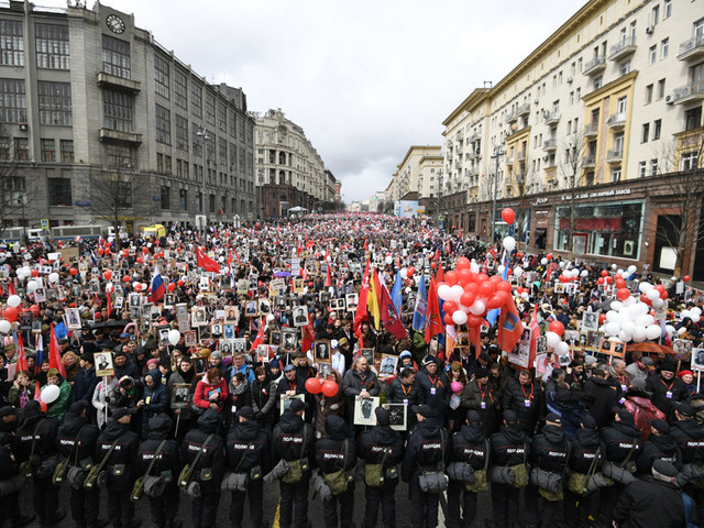 Акция "Бессмертный полк" в Москве, несмотря на непогоду, поставила новый рекорд - 850 тысяч человек Акция "Бессмертный полк" в Москве, несмотря на непогоду, поставила новый рекорд - 850 тысяч человек