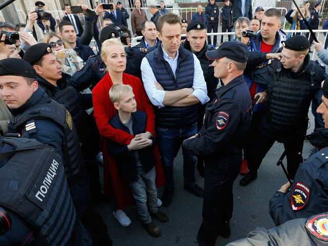 Алексей Навальный объяснил, почему ОМОН вывел его с митинга против реновации Алексей Навальный объяснил, почему ОМОН вывел его с митинга против реновации