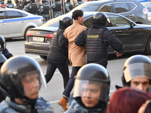 Участника акции "Он нам не Димон" в Москве отправили в колонию на восемь месяцев Участника акции "Он нам не Димон" в Москве отправили в колонию на восемь месяцев
