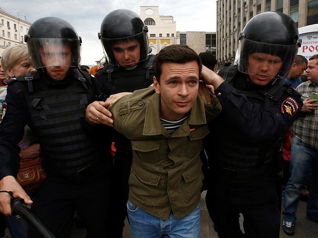 В Москве и Петербурге жестко задерживают участников протестных акций В Москве и Петербурге жестко задерживают участников протестных акций