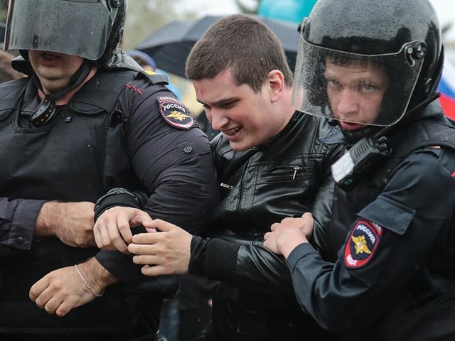 В Росгвардии не признали жестокости при задержаниях на Тверской 12 июня В Росгвардии не признали жестокости при задержаниях на Тверской 12 июня