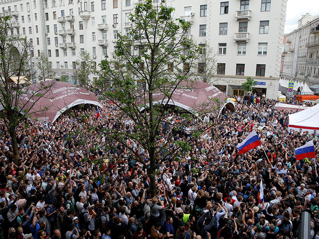 Участники митинга на Тверской завалили МВД заявлениями на телеведущего Соловьева, назвавшего их "двумя процентами дерьма" Участники митинга на Тверской завалили МВД заявлениями на телеведущего Соловьева, назвавшего их "двумя процентами дерьма"