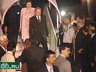 Владимир Путин приземлился на аэродроме индийских ВВС Palam затемно. Сегодня времени ему хватит только на дружеский ужин в обществе премьер-министра Индии Атал Бехари Ваджпайи