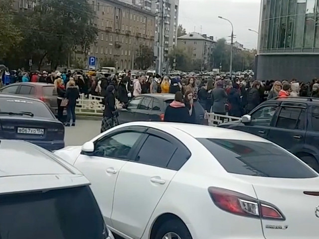 В Новосибирске из-за звонков о заложенных бомбах эвакуируют ТЦ и школы В Новосибирске из-за звонков о заложенных бомбах эвакуируют ТЦ и школы