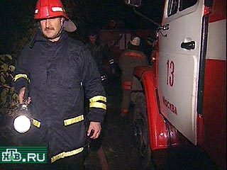 Строительная бытовка, в которой жили сварщики из Мордовии, загорелась около 9 часов вечера.