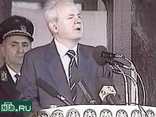 Впервые после первого тура выборов в Югославии пока еще действующий президент Слободан Милошевич выступил с речью по телевидению, обрушив свой гнев на оппозицию