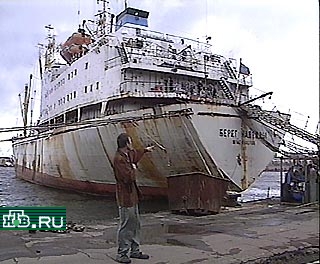 Экипаж не получает зарплату с тех пор, как одна из крупнейших судоходных компаний России "Востоктрансфлот" оказалась на грани банкротства