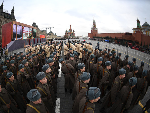 На Красной площади прошел марш, посвященный параду 7 ноября 1941 года На Красной площади прошел марш, посвященный параду 7 ноября 1941 года
