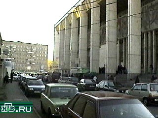 Постоянным местом преступного промысла был выход из метро "Фрунзенская" у Московского дворца молодежи.