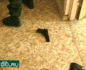 Бандиты ворвались в квартиру и, угрожая пистолетом, потребовали у хозяина незамедлительной выдачи денег.