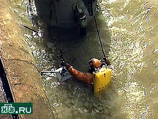 Российские водолазы-глубоководники сегодня заканчивают тренировки на верхней палубе атомной подводной лодки "Орел"