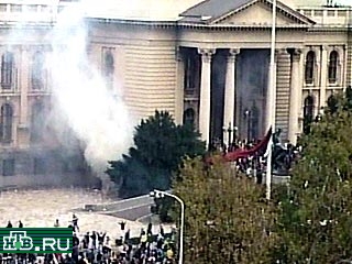 В Белграде сторонники оппозиции ворвались в здание парламента Югославии