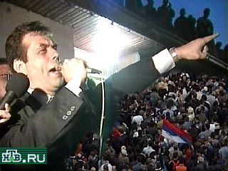 Около 19:00 колонны демонстрантов в Белграде двинулись от здания Скупщины к редакции государственного телерадиоцентра Сербии (РТС)