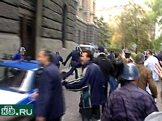 Сторонники оппозиции перешли в контрнаступление. Корреспондент Associated Press передает из Белграда, что демонстранты уже захватили несколько полицейских участков