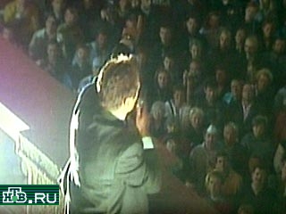 Выступая перед собравшимися в Белграде сотнями тысяч югославов уже в качестве избранного президента, Коштуница заявил, что режим Милошевича падет в ближайшие часы, и призвал народ оставаться на улицах