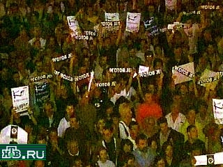 Как сообщает НТВ со ссылкой на "Итар-Тасс", Воислав Коштуница обратился к согражданам на митинге в центре Белграда и объявил о своем вступлении в должность президента Югославии