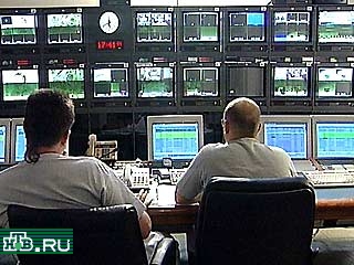 По государственному телеканалу Сербии, отключенному от эфира несколько часов назад, начали передавать сообщение: "Вещает новое телевидение и радио Сербии"