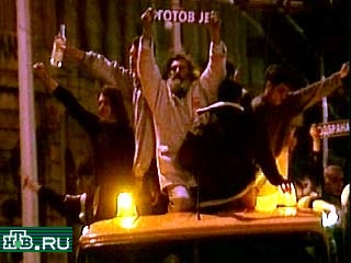 Демонстранты в Белграде устроили погром в штаб-квартире Социалистической партии Сербии, которая до последнего времени правила в Югославии