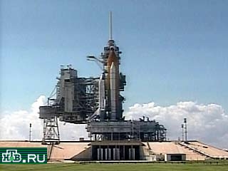 Discovery планировалось отправить на орбиту в 5.38 по московскому времени, однако специалисты НАСА приняли решение отложить юбилейный запуск шаттла из-за небольшой неисправности