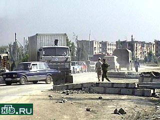 Накануне вечером в Ленинском районе Грозного боевиками была обстреляна автоколонна 201-й отдельной бригады особого назначения. В результате один военнослужащий был ранен