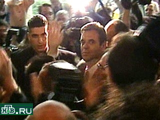 Воислав Коштуница в 19.25 прибыл в центр культуры "Сава", где, в рамках заседания союзного парламента Югославии, начинается церемония вступления в должность нового президента СРЮ