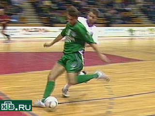 Дмитрий Горин забивает первый мяч в ворота "Ульбры"