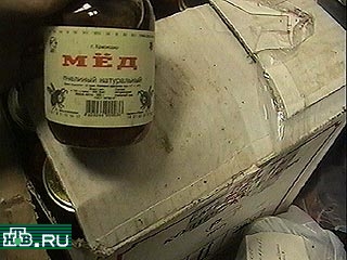 Фальшивый мед мошенники сбывали оптом, по 10 рублей за банку, практически на всех рынках Москвы.