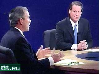 Претенденты на кресло хозяина Белого дома демократ Альберт Гор и республиканец Джордж Буш-младший провели второй из трех раундов теледебатов, который посвящен в основном внешней политике