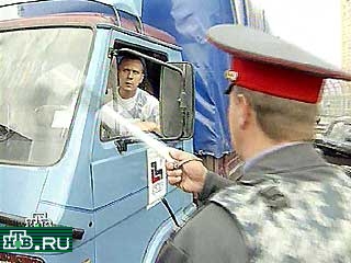 На посту ГИБДД в районе Подольска сотрудники ДПС остановили три грузовика марки "TIR".