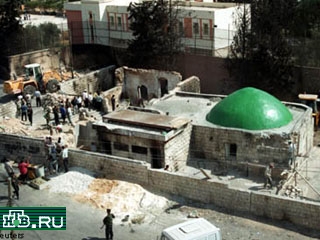 Разрушив гробницу Иосифа в Наблусе, палестинцы выкрасили ее сохранившийся купол в цвет ислама