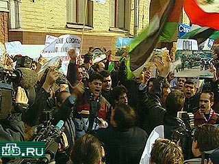 В Москве, у здания израильского посольства, проходит пикет