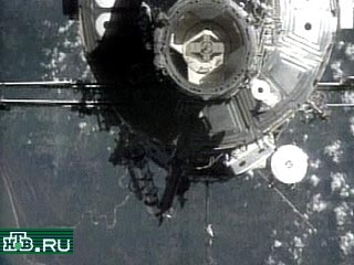После успешной стыковки сегодня ночью астронавты Discovery открыли люки Международной космической станции