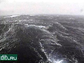 В Баренцевом море, в районе операции по подъему тел моряков подлодки "Курск", в ближайшие дни ожидается штормовой ветер до 18-23 м/cек