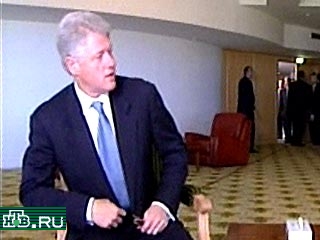 Президент США Клинтон, который сегодня на саммите в Шарм-эль-Шейхе исполняет роль главного "челночного" дипломата, завершил уже третью за несколько часов двустороннюю встречу с Бараком
