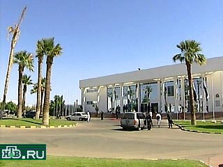 Трехсторонней встречей Билла Клинтона, Хосни Мубарака и Ясира Арафата в Шарм-эль-Шейхе сегодня около полудня возобновились переговоры по ближневосточному урегулированию