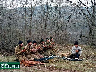 Чеченские боевики на молитве