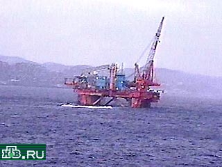 Судно-платформа "Регалия" продвигается к району, где затонула атомная подводная лодка "Курск". Его прибытие к месту проведения операции по подъему тел подводников ожидается в ночь на пятницу, 20 октября