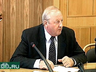 Россель критикует и ситуацию вокруг реформы Совета Федерации, и планы Кремля по централизации власти, и бюджетную политику, и вновь введенный институт представителей президента в округах