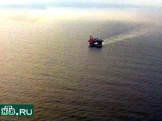 Многофункциональное судно-платформа "Регалия" в ночь на пятницу вошло в территориальные воды России, и через несколько часов подойдет к месту гибели подлодки "Курск"