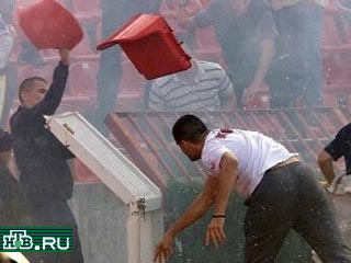 Субботний матч "Партизан" - "Црвена Звезда" был остановлен на 4-й минуте из-за начавшихся беспорядков