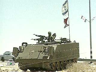 Израильские танки вошли сегодня на рассвете с трех направлений в разделенный город Хеврон на Западном берегу реки Иордан