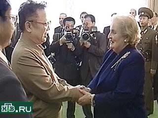 Ким Чен Ир, "великий руководитель" КНДР и сын "великого вождя" корейского народа Ким Ир Сена, встретился сегодня с госсекретарем США Мадлен Олбрайт