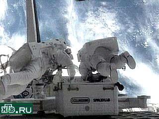 Двое американских астронавтов с шаттла Atlantis вышли сегодня в открытый космос
